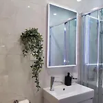דירה Dvori & *